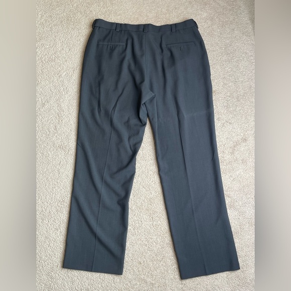 Haggar Gray Dress Pants Classic Style (40x32) - Picture 2 of 4